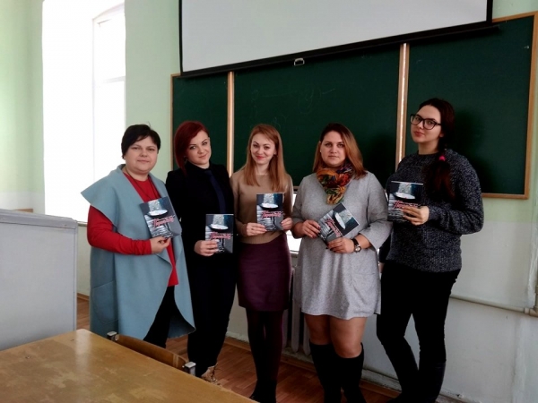 Кропивницьким студентам презентували збірку соціальних історій «Парасолька»
