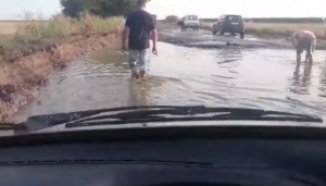 Сумнозвісна дорога «Кропивницький-Миколаїв» частково пішла під воду (ВІДЕО)