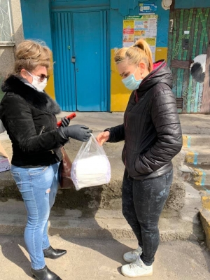 Команда депутата Рафаеля Санасаряна вже роздала більше 3 тисяч медичних масок