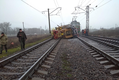 На Кіровоградщині лоб у лоб зіткнулися два потяга, один із них перекинувся (ФОТО)