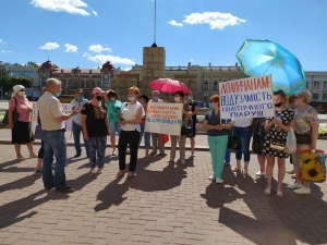 Жителі Долинської мітингували перед ОДА через недобудований водогін (ВІДЕО)