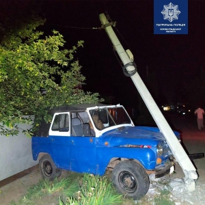 У Кропивницькому п&#039;яний водій УАЗ в&#039;їхав в електроопору
