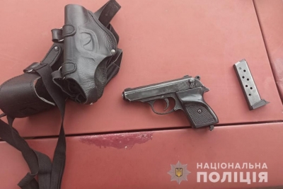 На Кіровоградщині чоловік погрожував зброєю місцевій жительці