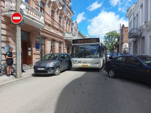 У Кропивницькому припарковані авто заблокували проїзд автобуса