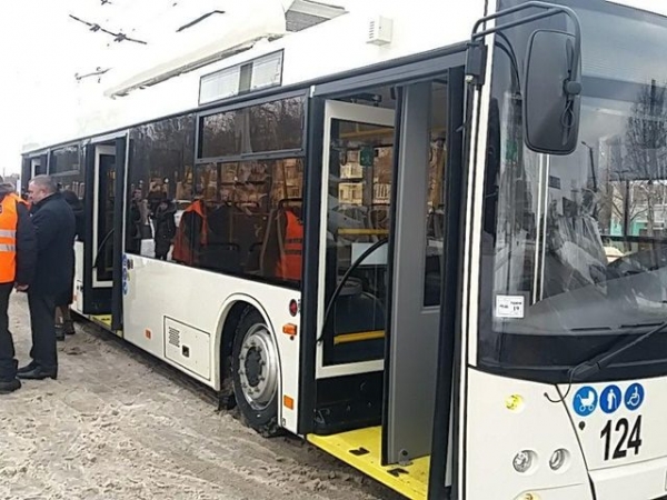 У Кропивницькому невідомі атакували комунальний тролейбус