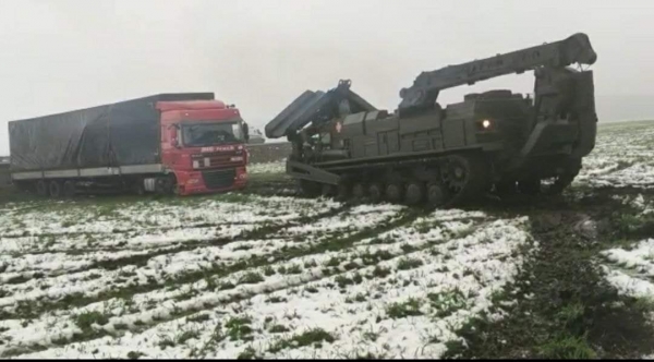 На Кіровоградщині ледве визволили вантажівку з кювету