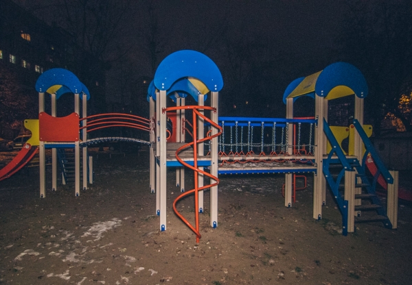 На Кіровоградщині на дитячому майданчику знайшли тіло чоловіка