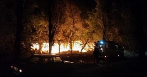 На Кіровоградщині всю ніч не могли погасити масштабну пожежу в гуртожитку (ФОТО)