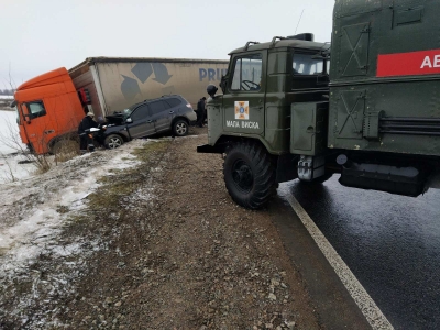 На Кіровоградщині легковик зіткнувся з вантажівкою