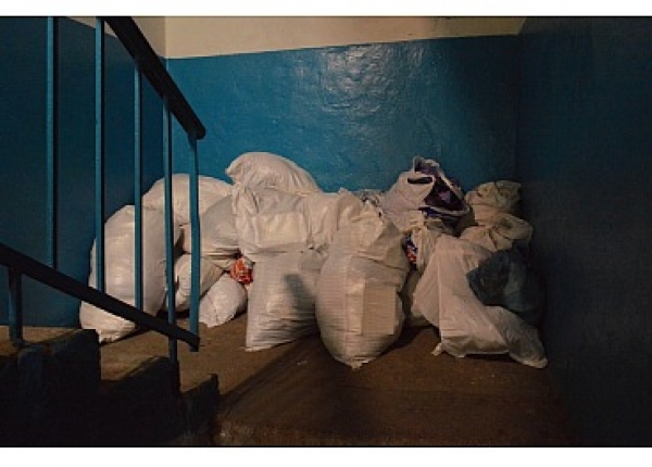 Через бідність, кропивничани змушені жити на сходах у будинку. ФОТО
