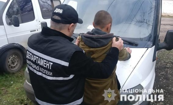 Чоловік на Кіровоградщині намагався вручити начальнику поліції 500 доларів США (ФОТО)