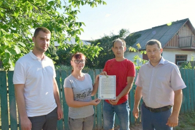 На Кіровоградщині родина, яка втратила житло через блискавку, отримала документи на нове