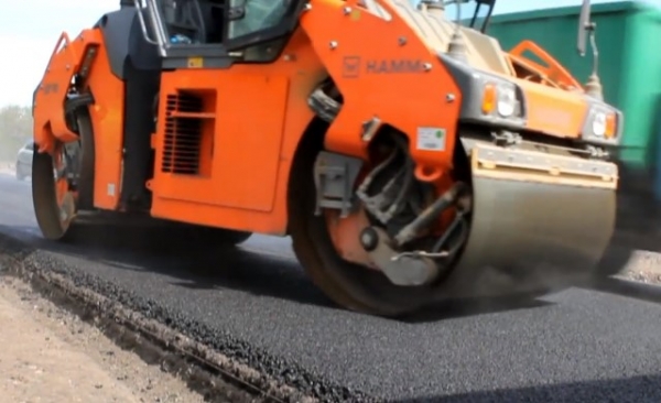 Жителям Кіровоградщини показали, як ремонтують сумнозвісну дорогу на Миколаїв (ВІДЕО)
