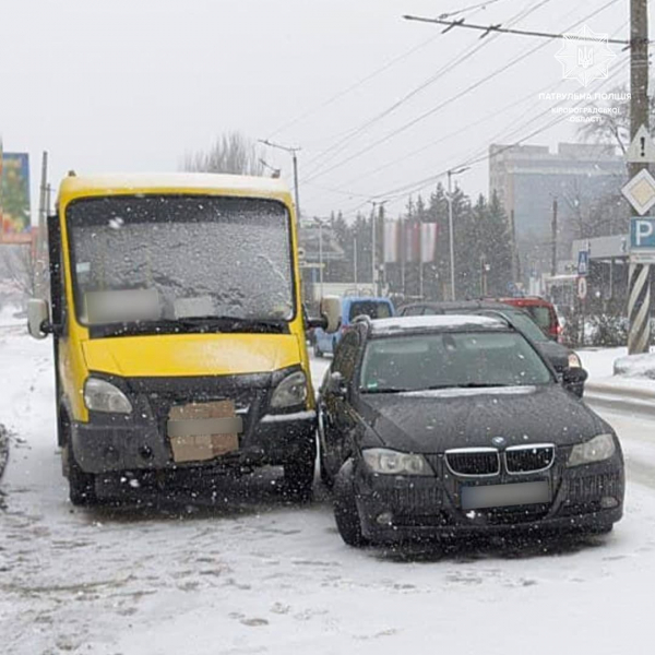 У Кропивницькому зіткнулись BMW та маршрутка