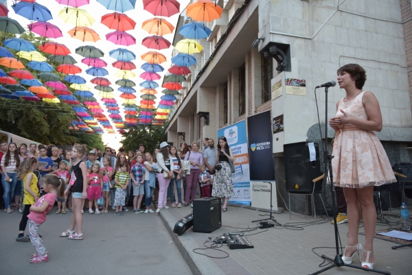 Як відбувалося відкриття ексклюзивної парасолькової алеї у Кропивницькому. ФОТО. ВІДЕО