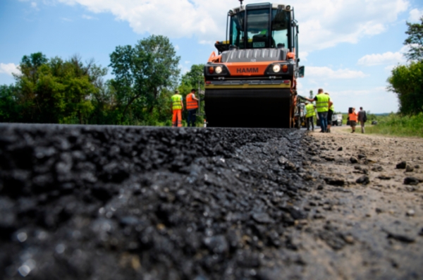 Без свят та вихідних: на Кіровоградщині ремонтують дорогу державного значення (ФОТО)