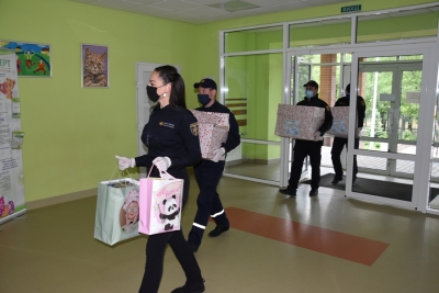 Хоробрі хоробрим: співробітники ДСНС зробили подарунки пацієнтам дитячої обласної лікарні