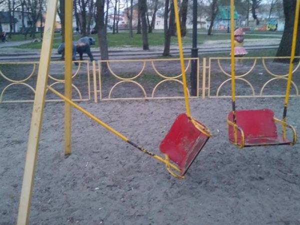 У Кропивницькому невідомі пошкодили майданчик для дітей з інвалідністю (ВІДЕО)