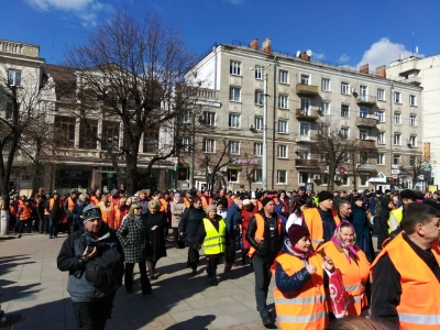 Сотні комунальників вийшли на вулицю у Кропивницькому (ФОТО)