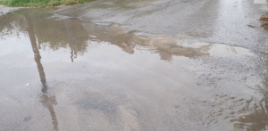 На одній із вулиць Кропивницького другий день біжить чиста водопровідна вода (ФОТО)