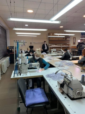 Підприємство у Кропивницькому шиє для жителів міста безкоштовні медичні маски (ФОТО)