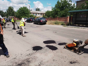 У Кропивницькому ремонтують дороги та наносять розмітку