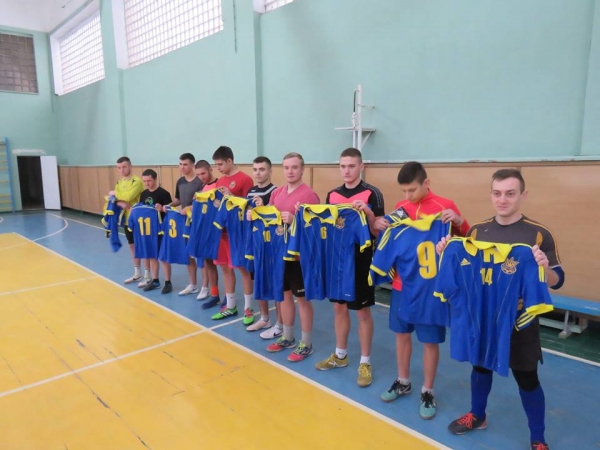 Студенти у Кропивницькому отримали форму, в якій Україна грала на чемпіонаті світу (ФОТО)