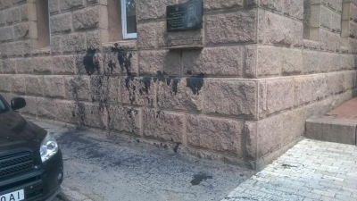 У Кропивницькому понівечили стіну біля пам&#039;ятної дошки Чміленку. ФОТО
