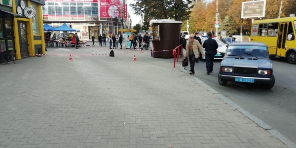 У центрі Кропивницького на зупинці виявили дивний рюкзак