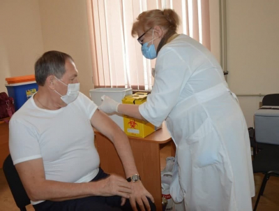 Очільник Кропивницького зробив третю дозу вакцини від COVID-19