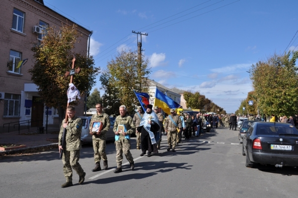 Ми не забудемо: Кіровоградщина попрощалася із загиблим на Донбасі воїном ООС (ФОТО)