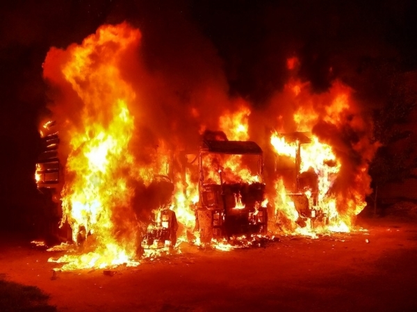 На Кіровоградщині з невідомих причин спалахнули одразу три вантажівки (ФОТО)