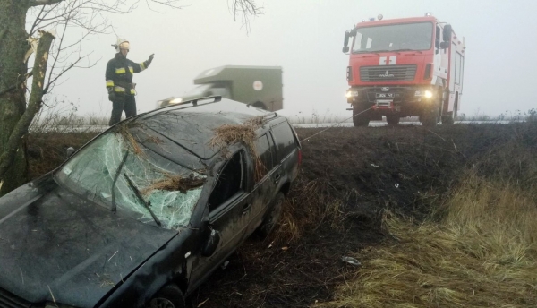 На Кіровоградщині злетіли в кювет дві автівки та пасажирський автобус (ФОТО)