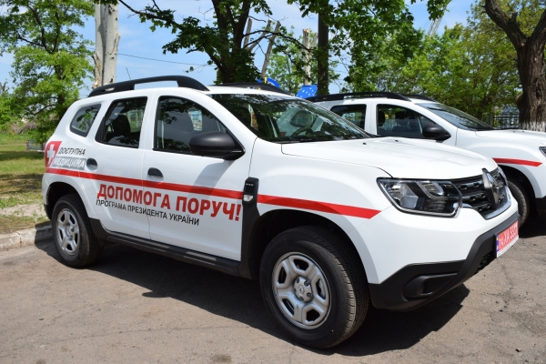 Медпрацівникам з Кіровоградщини вручили ключі від позашляховиків (ФОТО)
