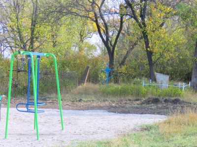 ШОК: У Кропивницькому на кладовищі встановили дитячий майданчик. ФОТО