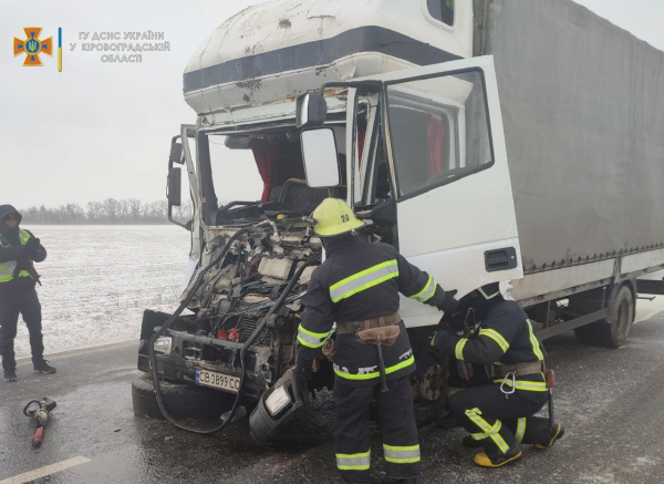На Кіровоградщині зіткнулись дві вантажівки: постаждав водій
