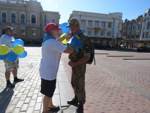 Як кропивницькі активісти вітали містян з Днем прапора