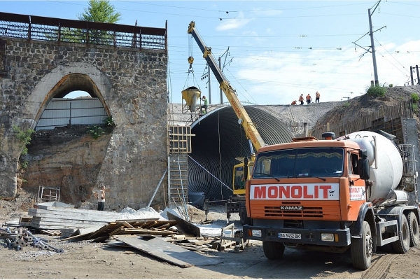 Укріплення і бетонування: жителям Кропивницького показали, як облаштовують нову Арку по вулиці Ельворті (ФОТО)