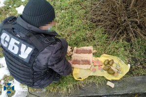 На Кіровоградщині знайшли тайник з вибухівкою та боєприпасами