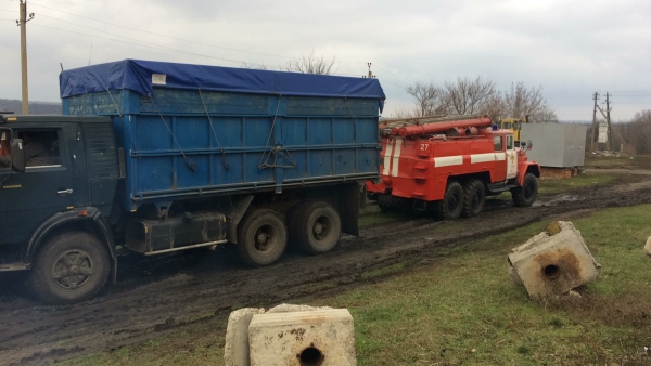 Як у Кіровоградській області працівники ДСНС надавали допомогу по буксируванню автомобілів. ФОТО