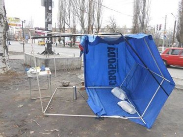 На Кіровоградщині пошкодили агітаційний намет однієї з партій (ФОТО)