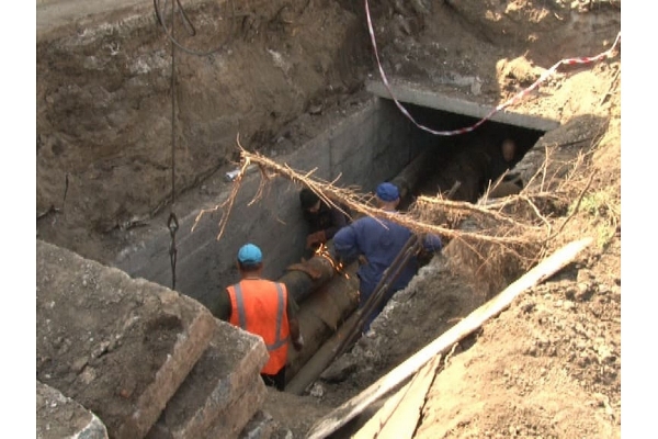 Масштабні роботи на тепломережі: у Кропивницькому ремонтують одну з найпроблемніших ділянок (ФОТО)