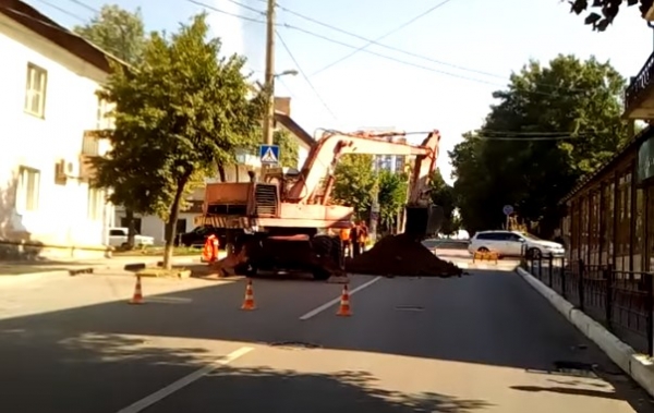 Через аварію на тепломережі ремонтники зривають новенький асфальт в центрі Кропивницького (ВІДЕО)