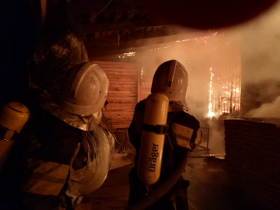 На Кіровоградщині вогнеборці всю ніч гасили масштабну пожежу (ФОТО)