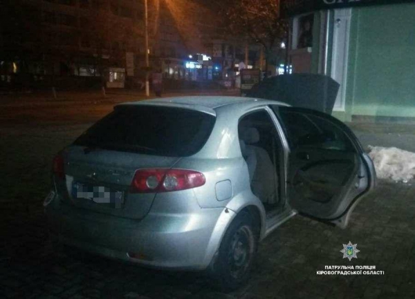 У Кропивницькому через авто без колеса розкрили угон, знайшли наркотики та затримали домашнього арештанта (ФОТО)