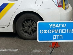 У Кропивницькому молода жінка потрапила під колеса маршрутки, постраждалу доправили до лікарні (ФОТО)