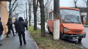 У Кропивницькому маршрутка потрапила в аварію. Загинув водій