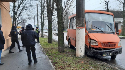 У Кропивницькому маршрутка потрапила в аварію. Загинув водій