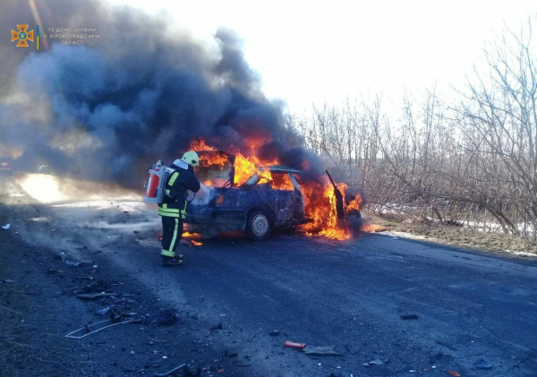 На Кіровоградщині внаслідок ДТП горіло авто: загинув водій