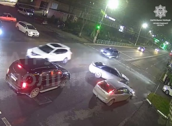На перехресті вулиць у Кропивницькому зіткнулись Mazda та Ford (ВІДЕО)